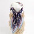 Elegante foulard in seta da 70 cm con stampa barocca e carrozze vintage in blu e bianco - Stile Carrozza Blu Scuro e Celeste (FJ615-2) / 70x70cm