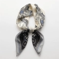 Dettaglio foulard in seta con motivo carrozze vintage e decorazioni floreali blu e nere - Stile Carrozza Contrasto Nero Grigio Blu (FJ615-4) / 70x70cm
