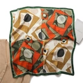 Vista piatta di un foulard in seta geometrico con blocchi astratti e rivista di moda elegante - Stile Geometrico Verde Scuro Arancione Marrone (FJ623-1)