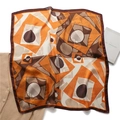 Dettaglio di un foulard in seta con stampa geometrica arancione e marrone su sfondo bianco - Stile Ondulato Arancione Marrone Bianco (FJ623-2)