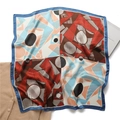 Vista dettagliata del foulard in seta con stampe geometriche e finitura lucida - Stile Contrasto Blu Marrone Arancione (FJ623-4)
