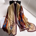 Luxe katoenen linnen sjaal met paardenprint, H-patroon en camelia broche - Gember Rood Blauw Splicing (YM242-1)