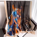 Detail van luxe katoen-linnen sjaal met paardenmotief en subtiele zilverdraad - Donkerbruin Oranje Goud Paardenhoofd (YM242-2)