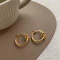 Orecchini a cerchio minimalisti con nodo in oro opaco e dettagli in metallo vintage - Oro
