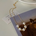 Collar de perlas vintage francés con cinco perlas blancas en cadena dorada - Collar de cinco perlas de concha