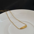 Primer plano de collar dorado de cadena de serpiente con colgante de gota suave - Dorado