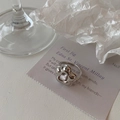 Gros plan d'une bague fleur argentée avec zircon carré et anneau ouvert réglable - Ouvert Réglable / Argenté