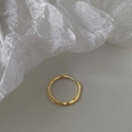 Detailansicht eines vergoldeten verstellbaren Rings mit gehämmerter Metallstruktur - Glatte Welle Offen (Echtgold Vergoldet) / Gold