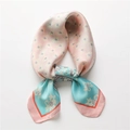 Etnische zijden vintage sjaal met bloemenpatroon en roze-blauw kleurblok op witte achtergrond - Roze en Blauw Patchwork Klein Bloemenstijl (FJ629-2)