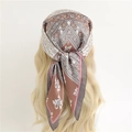 Retro zijden vierkante sjaal met boho bloemen gedragen als hoofddoek op haar - Grijsbruin en Roze Mandala Stijl (FJ629-4)