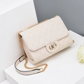 Sac bandoulière beige matelassé avec chaîne dorée et fermoir à anneaux entrelacés - Blanc