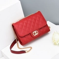Sac bandoulière rouge matelassé avec chaîne dorée et boucle sur un support minimaliste - Rouge
