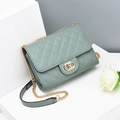 Sac bandoulière matelassé vert clair en similicuir avec chaîne dorée et boucle métal - Vert