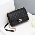 Sac à bandoulière matelassé noir avec chaîne dorée sur un support minimaliste - Noir