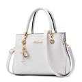 Elegante bolso de mano en cuero sintético blanco con detalles dorados y colgante - Blanco