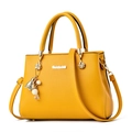 Bolso de mano amarillo en cuero PU con textura de lichi y colgante decorativo - Amarillo