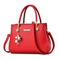 Bolso de mano rojo grande para mujer con logotipo dorado y colgante de perlas - Rojo