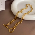 Detailansicht der vergoldeten PVD-Kette mit strukturierten Gliedern und OT-Verschluss - Gold