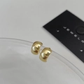 Dettaglio di orecchini a cerchio dorati spessi con finitura lucida su scheda gioielli - Oro (Placcato Oro Vero)