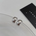 Macro di orecchini a semicerchio in argento lucido su vetro trasparente minimalista - Argento (Placcato Argento Vero)