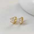 Detailaufnahme der goldenen Blumen-Creolen mit funkelnden Zirkonia-Kristallen für Damen - Gold
