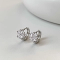 Makroaufnahme der silbernen Blumen-Ohrringe mit funkelnden Marquise-Zirkonia - Silber