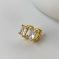 Gros plan de créoles dorées avec zircons rectangulaires et fermoir à charnière élégant - Boucles d'Oreilles en Zirconium Carré Doré Brillant (Plaqué Or Véritable) / Doré
