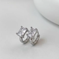 Gros plan sur d'élégantes créoles avec zircone carrée et finition en argent poli - Boucles d'Oreilles en Zirconium Carré Argenté Brillant (Plaqué Argent Véritable) / Argenté