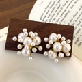 Detail view of cluster pearl earrings with a gold-plated radiating firework structure - High-light Pearl Firework (White/Gold)