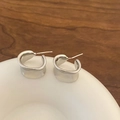 Macro di orecchini a cerchio a C in argento con superfici organiche irregolari - Argento