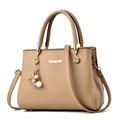 Bolso de mano minimalista beige para mujer con detalles dorados y colgante perla - Caqui