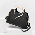 Bolso negro elegante con asas metálicas de gato y costuras blancas decorativas - Negro