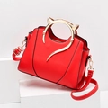 Bolso chic de cuero PU rojo con asas de orejas de gato doradas y costuras en contraste - Rojo