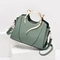 Elegante bolso de mujer verde salvia con asas metálicas de gato y correa larga - Verde matcha