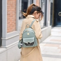 Mini Rucksack aus hellgrünem PU-Leder mit Gold-Logo und schwarzem Bärenanhänger - Groß / Minzgrün