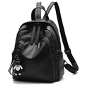 Mochila minimalista de cuero PU negro para mujer con un colgante decorativo de oso - Negro