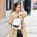 Eleganter weißer Kunstleder-Rucksack mit goldener Schnalle und süßem Anhänger für Damen - Groß / Gebrochenes Weiß