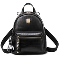 Schicker schwarzer Rucksack mit Kroko-Prägung, goldenem Löwenwappen und Bärenanhänger - Groß / Schwarz