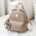 Beigefarbener Rucksack mit Krokodilprägung, Bärenanhänger und Schleifen-Reißverschluss - Klein / Camel