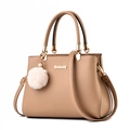 Bolso de mano caqui de cuero sintético con asas dobles y colgante de perlas y piel - Caqui