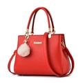 Bolso elegante de piel sintética roja con logo dorado y colgante de perla para mujer - Rojo