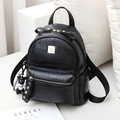 Eleganter schwarzer Rucksack mit Krokodil-Prägung, Golddetails und Bärenanhänger - Klein / Schwarz