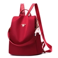 Mochila de tela Oxford roja impermeable con logo dorado y colgante de oso - Burdeos