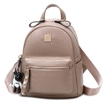 Beigefarbener Damen Rucksack in Krokodil-Optik mit süßem Teddybär-Anhänger als Detail - Groß / Camel