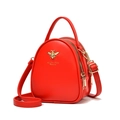 Mini bolso bandolera rojo con emblema de abeja dorada y correa de cuero ajustable - Rojo