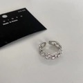 Dettaglio anello aperto argento con pavé di zirconi e ritagli laterali geometrici - Anello Aperto in Zircone Argento Lucido