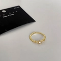 Dettaglio dell'anello regolabile in argento placcato oro con pietre di zircone scintillanti - Anello Aperto Sottile in Zircone Dorato