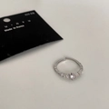 Dettaglio delle pietre di zircone scintillanti e placcatura argento sull'anello regolabile - Anello Aperto Sottile in Zircone Argento