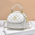 Sac coquille blanc matelassé avec garnitures dorées et bandoulière sur socle - Blanc