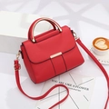 Bolso estructurado rojo brillante moderno con asa dorada y cierre metálico minimalista - Rojo